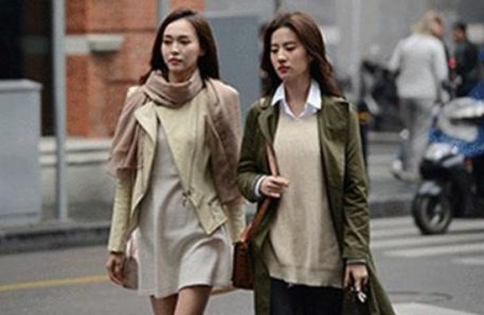 Đường Yên và Lưu Diệc Phi trở nên thân thiết sau khi hợp tác trong Lộ thủy hồng nhan ra mắt năm 2014.