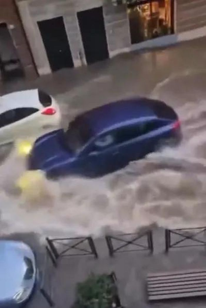 Ô tô di chuyển như những chiếc thuyền trên đường phố ngập lụt ở Chiavari. Ảnh: X/mamboitaliano_