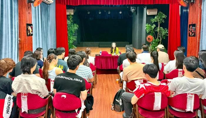 NSND Kim Xuân có buổi giao lưu đặc biệt cùng các học trò của NSƯT Hữu Châu, mang đến những câu chuyện thực tế về nghề diễn. Ảnh: FBNV