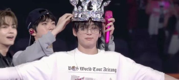 Jin trực tiếp đội vương miện lên cho Jungkook. 