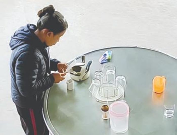 Hằng ngày, chị Nguyễn Thị Hà quan sát, trò chuyện và nhắc mẹ uống thuốc qua camera