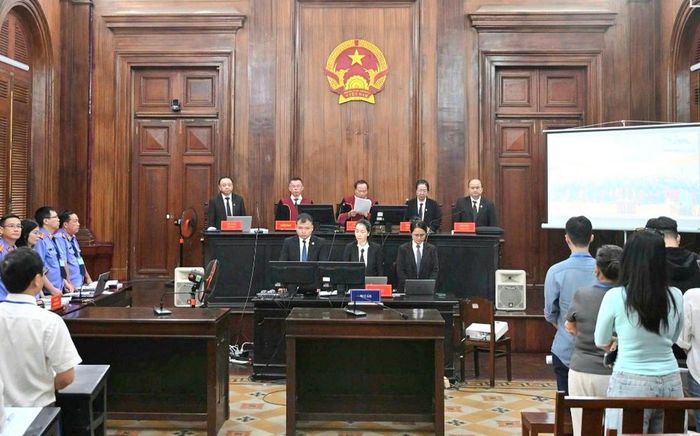 Tuyên án tại đầu cầu TAND TPHCM. Ảnh: LS