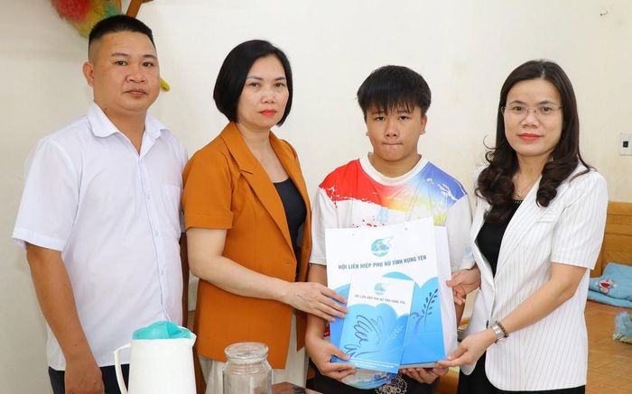 Bà Vũ Hồng Luyến (bìa phải), Tỉnh ủy viên, Chủ tịch Hội LHPN tỉnh Hưng Yên, tặng quà trẻ em có hoàn cảnh khó khăn ở xã Hoàng Hoa Thám nhân dịp năm học mới