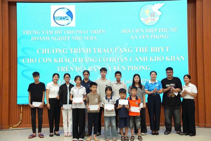 Hội LHPN xã Yên Phong, tỉnh Bắc Ninh, phối hợp tổ chức hội nghị trao hỗ trợ kinh phí mua thẻ bảo hiểm y tế cho 14 cháu có hoàn cảnh khó khăn