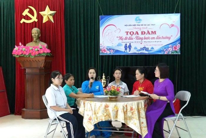 Hội LHPN xã Lạc Thủy, tỉnh Phú Thọ, tổ chức tọa đàm "Mẹ đỡ đầu - Nâng bước trẻ em đến trường"