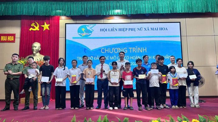 Hội LHPN xã Mai Hoa trao 19,5 triệu đồng cho 13 trẻ mồ côi