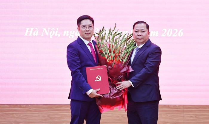 Ủy viên TƯ Đảng, Phó Bí thư Thường trực Đảng ủy MTTQ, các đoàn thể Trung ương, Phó Chủ tịch Ủy ban Trung ương MTTQ Việt Nam Nguyễn Phi Long (bên phải) trao Quyết định và tặng hoa chúc mừng ông Nguyễn Duy Hiển, Trợ lý Ủy viên Bộ Chính trị, Bí thư Trung ương Đảng, Bí thư Đảng ủy MTTQ, các đoàn thể trung ương, Chủ tịch Ủy ban Trung ương MTTQ Việt Nam Bùi Thị Minh Hoài