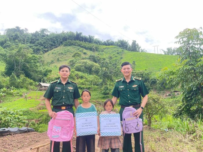 Các em nhỏ có hoàn cảnh khó khăn được đảng viên là Bộ đội Biên phòng trao tặng cặp sách, đồ dùng học tập và nhiều phần quà thiết thực trước thềm năm học mới.
