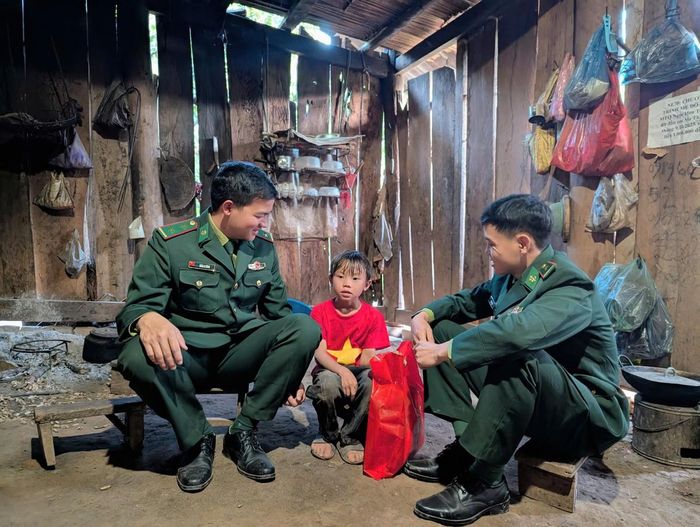 Cán bộ, chiến sĩ Đồn Biên phòng Nậm Nhừ thường xuyên chăm lo, động viên trẻ em khó khăn trên địa bàn.