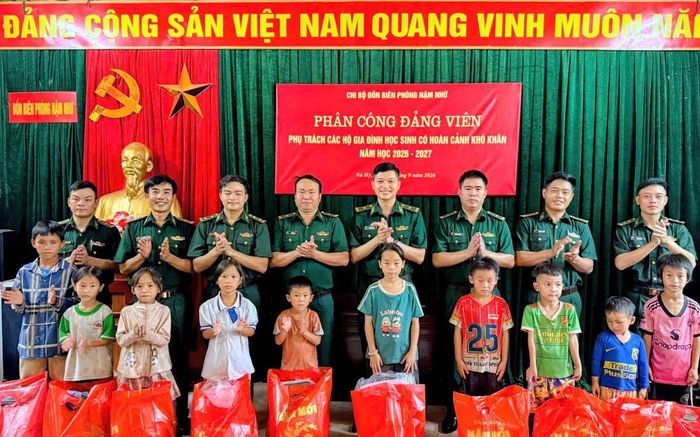 Các đảng viên Đồn Biên phòng Nậm Nhừ phân công đảng viên phụ trách hộ gia đình có trẻ em khó khăn.