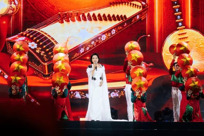 Diva Mỹ Linh cùng các ca sĩ, nghệ sĩ mang đến những màn trình diễn giàu cảm xúc, góp phần tạo nên không khí nghệ thuật sôi động trong đêm Quốc khánh tại SwanBay