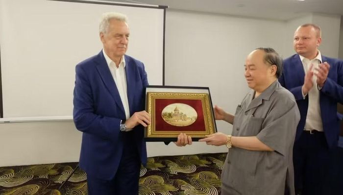 Chủ tịch Ủy ban Đối ngoại thành phố Saint Petersburg tặng Chủ tịch HBA-VACOD món quà lưu niệm trong chuyến công tác đến Việt Nam vào hồi tháng 10/2025
