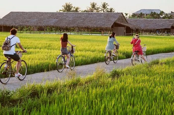 Sức hút của du lịch nông thôn nằm ở đời sống đang diễn ra mỗi ngày thay vì những giá trị được dựng lên chỉ để phục vụ khách