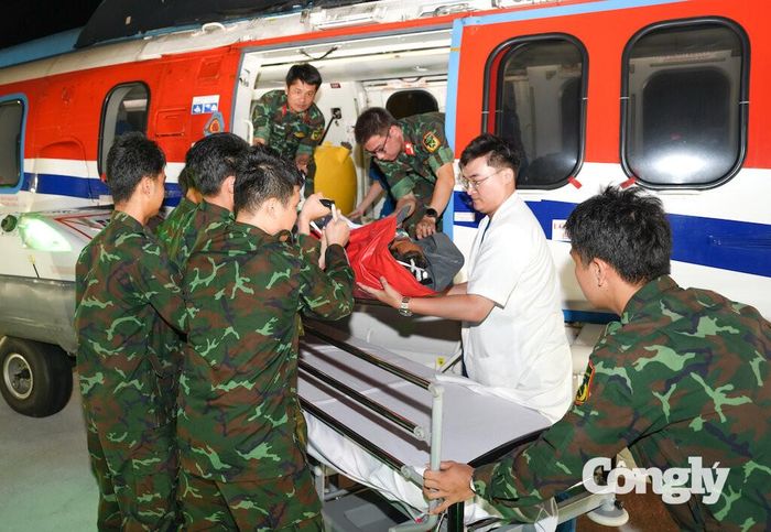 Lúc 3 giờ 52 phút ngày 3/9, máy bay trực thăng EC-225 mang số hiệu VN-8622 của Binh đoàn 18, cùng Tổ Cấp cứu hạ cánh tại bãi đáp Tòa nhà Đa khoa 1.000 giường của Bệnh viện Quân y 175.
