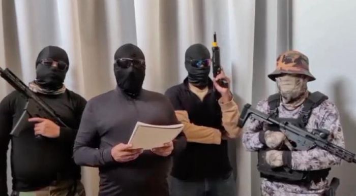 Bốn người đàn ông đeo mặt nạ đe dọa sẽ thu hồi gần 1.300 kg cocaine bị đánh cắp trong một video được cho là có liên quan đến vụ nổ súng ngày 1/9 ở Overasselt khiến một người chết, hai sĩ quan cảnh sát bị thương và hàng chục người bị bắt giữ sau đó. Ảnh: Nltimes