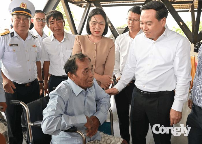 Phó Bí thư Thường trực Tỉnh ủy Hồ Xuân Trường thăm hỏi, động viên ngư dân bị nạn.