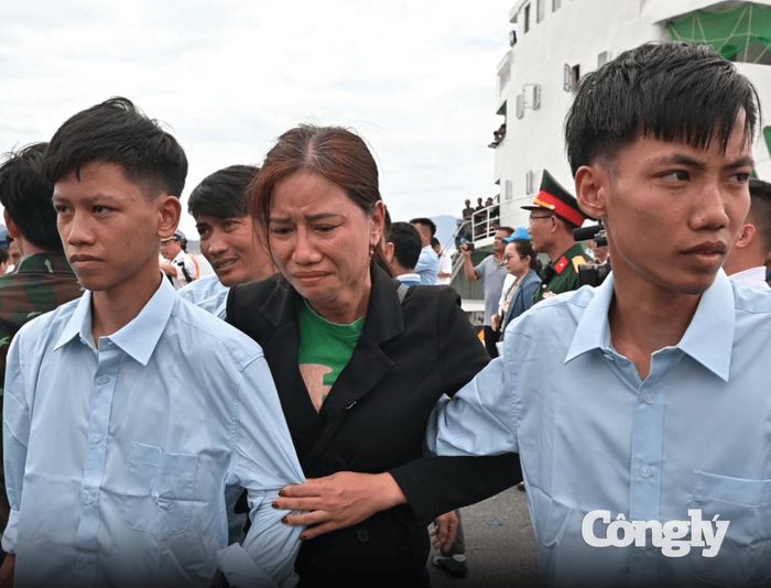 Giọt nước mắt ngày trở về đoàn tụ cùng gia đình.