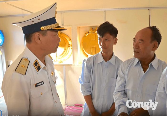 Thăm hỏi, động viên các ngư dân.