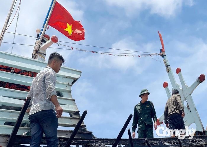 Tàu cá CM-92869-TS bị cháy khi đang neo đậu; nhiều khu vực trên tàu và thiết bị bị hư hỏng nặng.