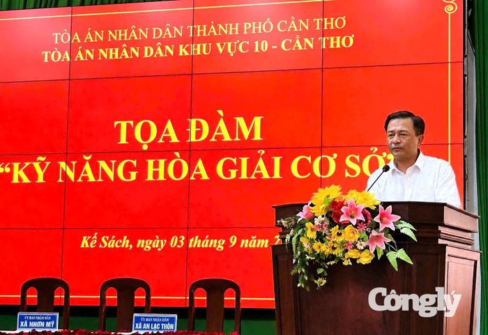 Chánh án TAND khu vực 10 - Cần Thơ Thạch Viết Tâm phát biểu khai mạc tọa đàm.