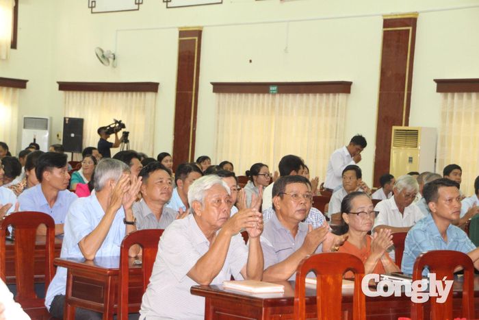 Các đại biểu lắng nghe các đại diện trình bày tham luận.