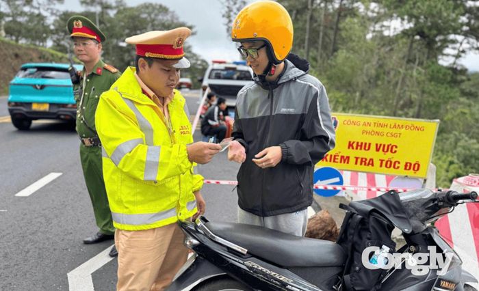 CSGT Lâm Đồng kiểm tra tốc độ tại các tuyến đường trọng điểm dịp lễ.