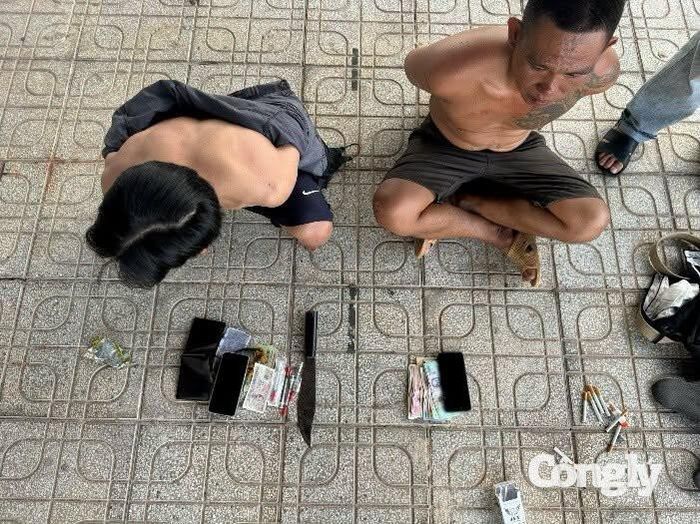 Các đối tượng trong đường dây cùng tang vật. Ảnh: Công an cung cấp