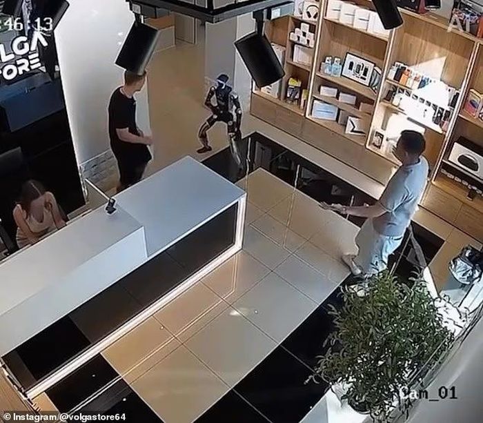 Sau khi khách hàng đẩy robot, cỗ máy dường như sẵn sàng cho một cuộc chiến. Ảnh: Instagram Volgastore64