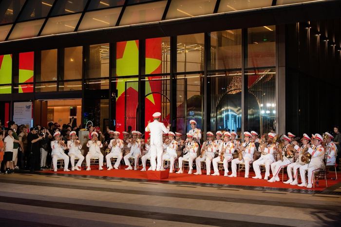 Dịp Quốc khánh năm nay, Saigon Marina IFC không chỉ “kể câu chuyện lễ hội” bằng pháo hoa nghệ thuật, mà còn qua màn trình diễn quân nhạc và nhạc nước