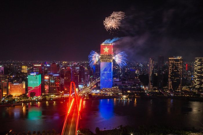 Saigon Marina IFC trở thành tâm điểm trên đường chân trời với màn trình diễn pháo hoa nghệ thuật và ánh sáng của hệ thống LED Matrix
