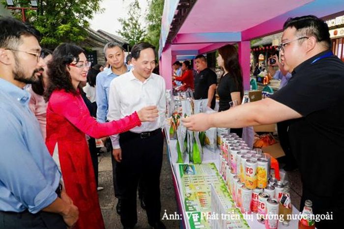 Thứ trưởng Phan Thị Thắng cùng các đại biểu tham dự Lễ khai mạc hoạt động trưng bày, quảng bá sản phẩm đặc sắc Việt Nam tại Tế Nam.