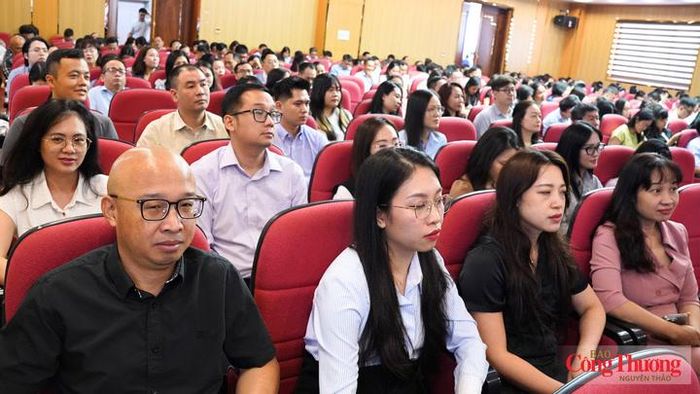 Đảng viên các tổ chức đảng của cơ quan, đơn vị tham dự Hội nghị tại điểm cầu Bộ Công Thương.