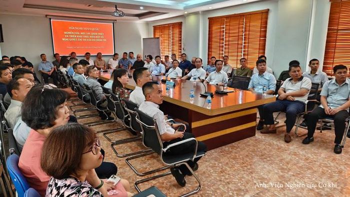 Đảng bộ Viện Nghiên cứu Cơ khí học tập, quán triệt một số Nghị quyết, Chỉ thị của Bộ Chính trị.