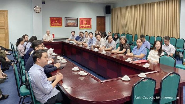 Đảng bộ Cục Xúc tiến thương mại học tập, quán triệt một số Nghị quyết, Chỉ thị của Bộ Chính trị.