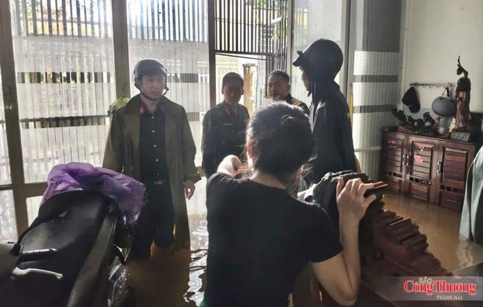Mưa lớn kéo dài từ sáng sớm khiến nước dâng nhanh tại một số khu dân cư trên địa bàn phường Thống Nhất, tỉnh Gia Lai.