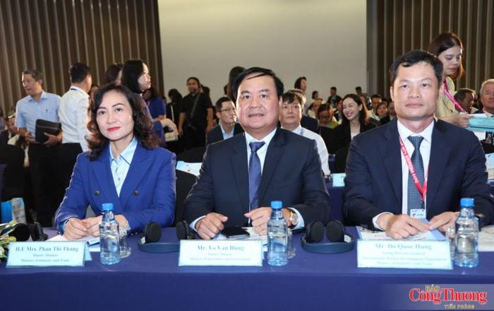 Từ trái qua phải: Thứ trưởng Bộ Công Thương Phan Thị Thắng; Thứ trưởng Bộ Nông nghiệp và Môi trường Võ Văn Hưng; Quyền Vụ trưởng Vụ Phát triển thị trường nước ngoài Đỗ Quốc Hưng tại sự kiện.
