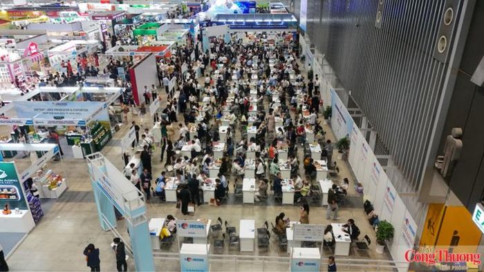 Viet Nam International Sourcing 2026 chào đón hơn 580 đoàn doanh nghiệp quốc tế đến từ 60 quốc gia và vùng lãnh thổ, với 3.000 cuộc B2B được sắp xếp có chọn lọc và 13.000 lượt kết nối tự do trực tiếp tại các gian hàng trong triển lãm. Đặc biệt, sự kiện tiếp tục ghi nhận sự đóng góp tích cực của hệ thống Thương vụ/Chi nhánh Thương vụ Việt Nam ở nước ngoài trong việc chủ động kết nối, vận động và tổ chức các đoàn thu mua tiềm năng từ khắp các châu lục về Việt Nam tham dự.