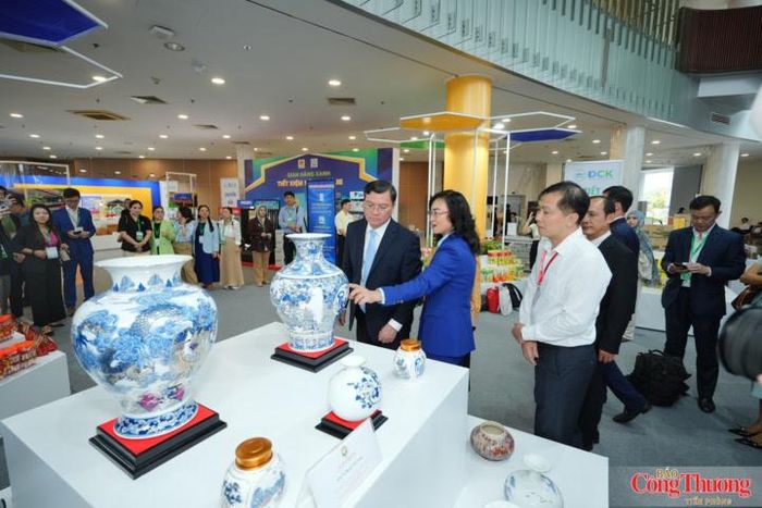 Các đại biểu tham quan gian hàng tại Triển lãm Kết nối Chuỗi cung ứng hàng hoá quốc tế (Viet Nam International Sourcing Expo 2026)