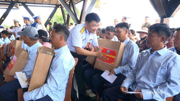 Bộ Tư lệnh Vùng 4 Hải quân trao quà hỗ trợ các ngư dân.  