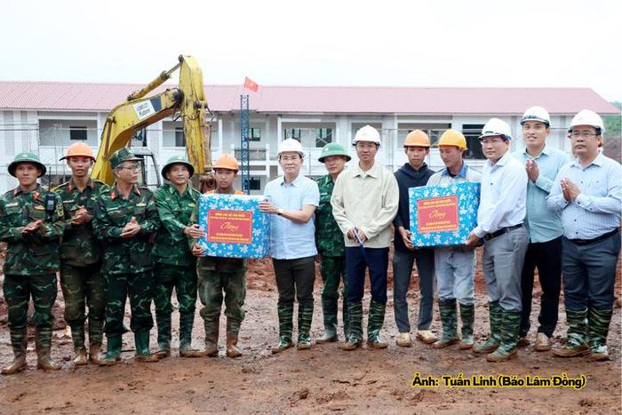 Chủ tịch UBND tỉnh Lâm Đồng Hồ Văn Mười kiểm tra và tặng quà cho cán bộ, chiến sĩ, người lao động tại xã biên giới.