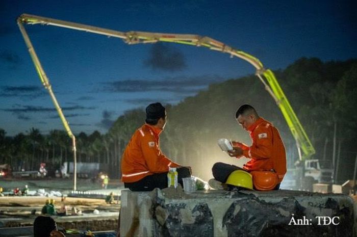 Đằng sau những giọt mồ hôi là niềm tự hào khi được góp sức kiến tạo công trình trọng điểm quốc gia phục vụ APEC 2027.
