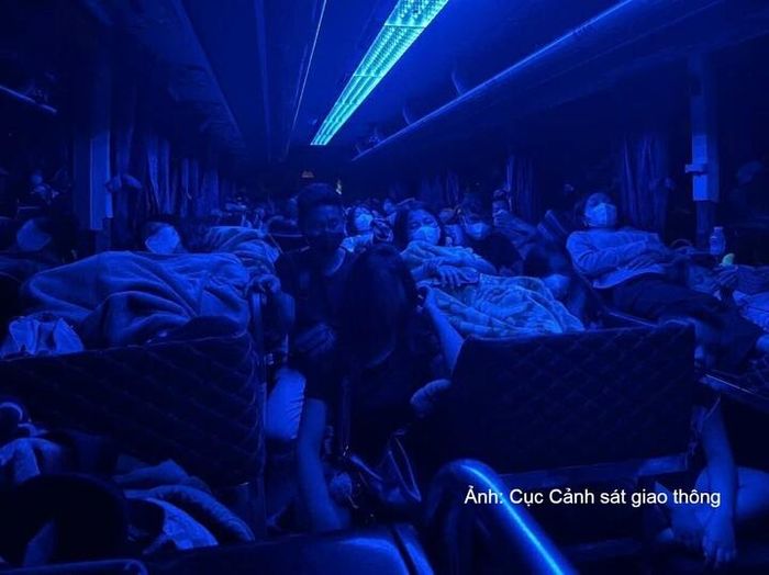 Xe khách chở quá 12 người theo quy định.