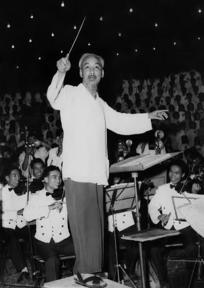Bức ảnh “Bác bắt nhịp bài ca Kết đoàn” được chụp tối 3/9/1960 tại chương trình văn nghệ quần chúng chào mừng thành công của Đại hội Đảng toàn quốc lần thứ III, tổ chức tại công viên Bách Thảo, Hà Nội. Ảnh: TTXVN
