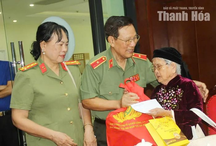 Trải qua cuộc chiến tranh ác liệt, Thiếu tướng Trịnh Xuân Thu vẫn luôn hướng về quê hương bằng những việc làm ý nghĩa để tri ân Mẹ Việt nam Anh hùng, các Anh hùng, liệt sĩ đã ngã xuống trong kháng chiến chống Mỹ cứu nước.