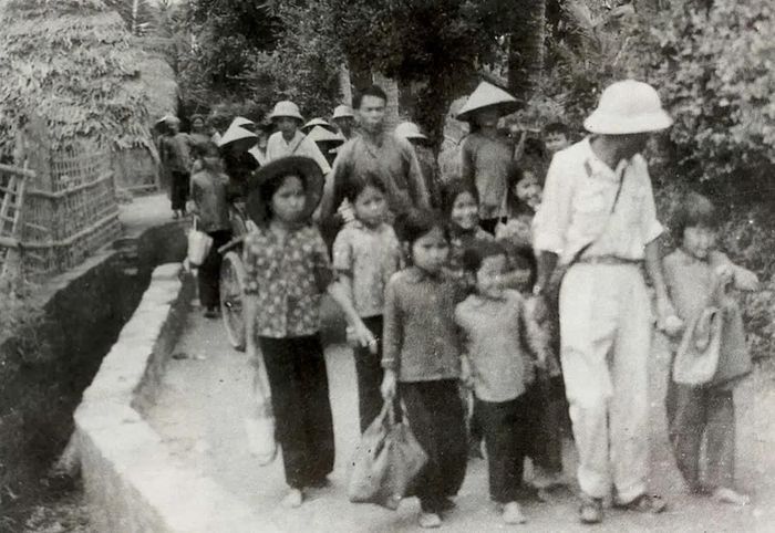 Trong chiến tranh phá hoại, đồn Công an Hàm Rồng - đơn vị Anh hùng lực lượng vũ trang Nhân dân, ngoài nhiệm vụ chiến đấu bảo vệ cầu Hàm Rồng, bảo vệ an ninh, trật tự, còn hướng dẫn Nhân dân kịp thời sơ tán. Ảnh tư liệu