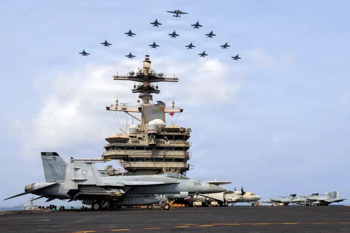 Đội hình máy bay hoạt động trên tàu sân bay USS George H.W.Bush ( CVN 77), bay theo đội hình, tại Biển Arab ngày 15/7. Ảnh: AFP.