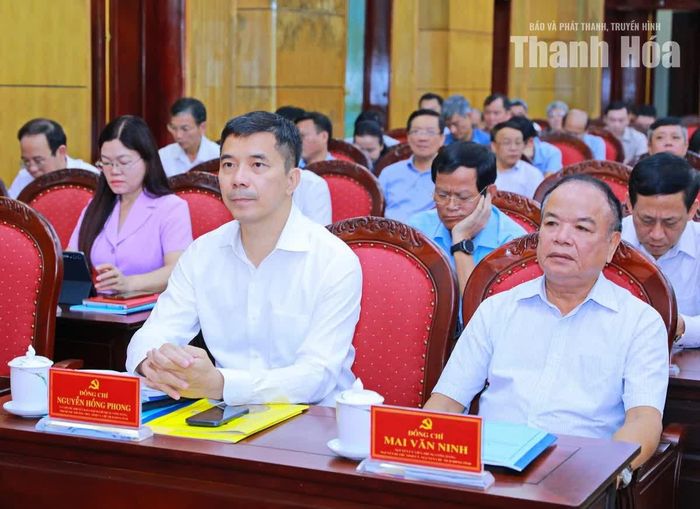 Phó Bí thư Thường trực Tỉnh ủy Nguyễn Hồng Phong và đại biểu dự hội nghị tại điểm cầu Tỉnh ủy Thanh Hóa.