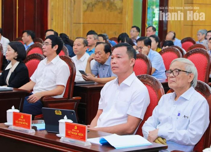 Chủ tịch UBND tỉnh Tô Anh Dũng và đại biểu dự hội nghị tại điểm cầu Tỉnh ủy Thanh Hóa.