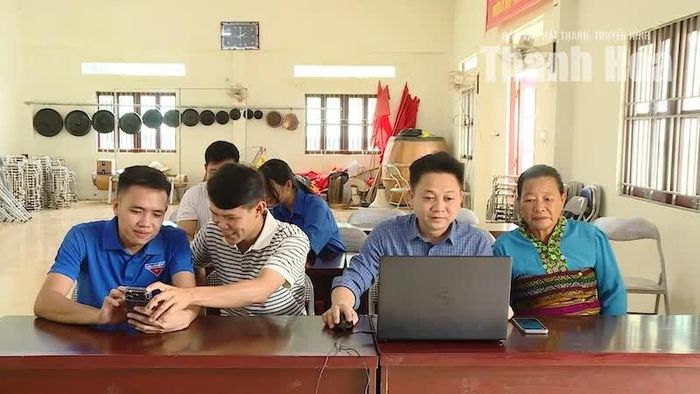 Dịch vụ công lưu động đã đến với người dân thôn Mường Pùng, xã Quang Chiểu.