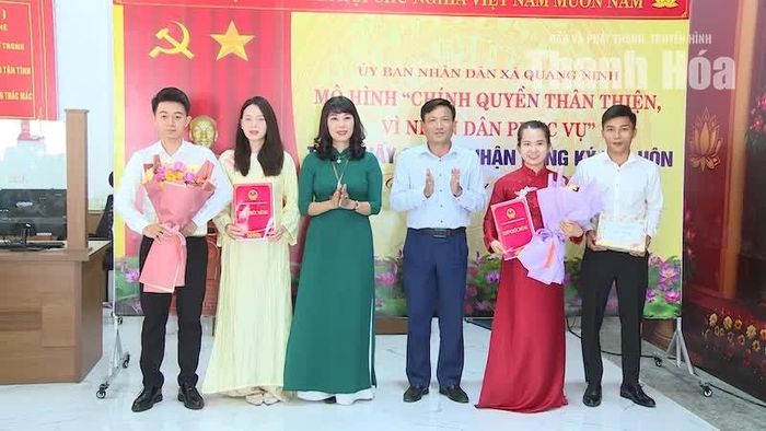 Xã Quảng Ninh trao thư chúc mừng cho các cặp vợ chồng đến đăng ký kết hôn.